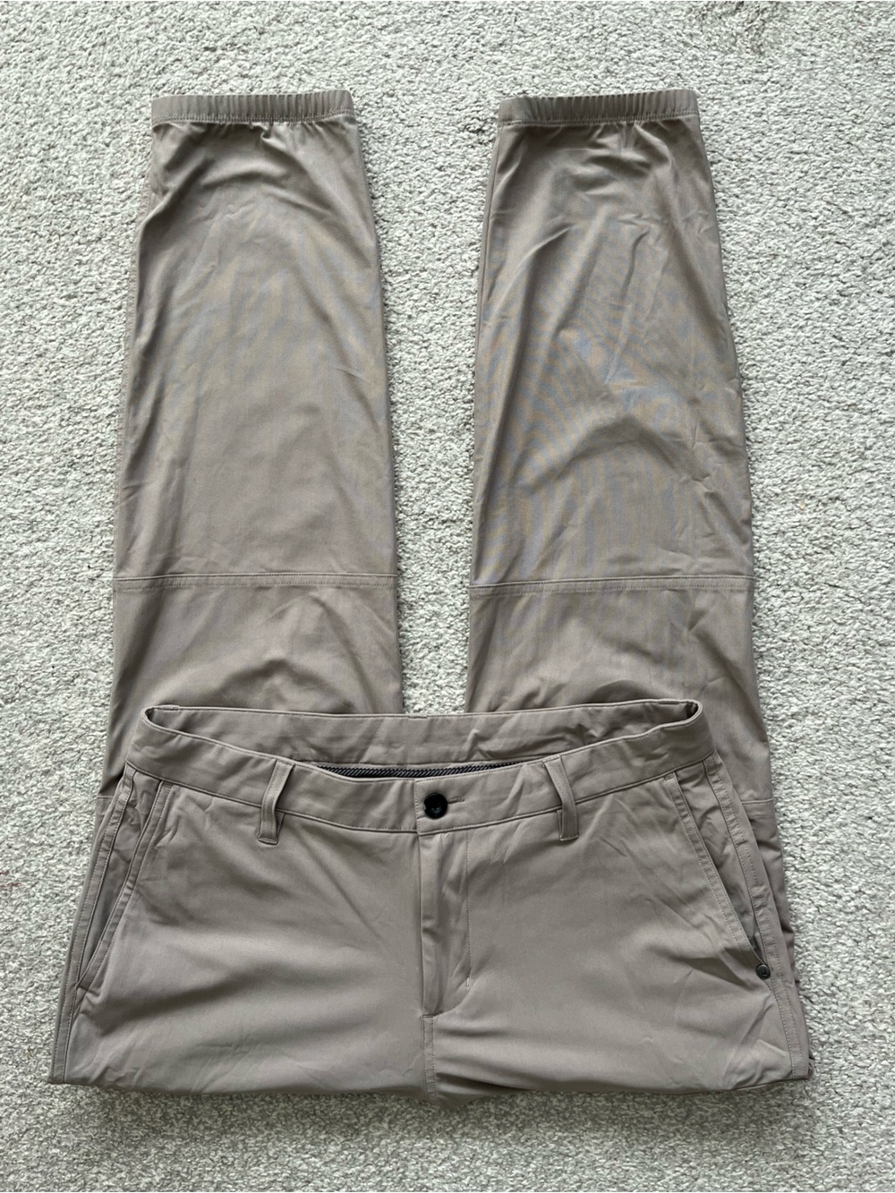 Like New Vuori Men's Kore Cargo Jogger Pants Size 32 in Beige